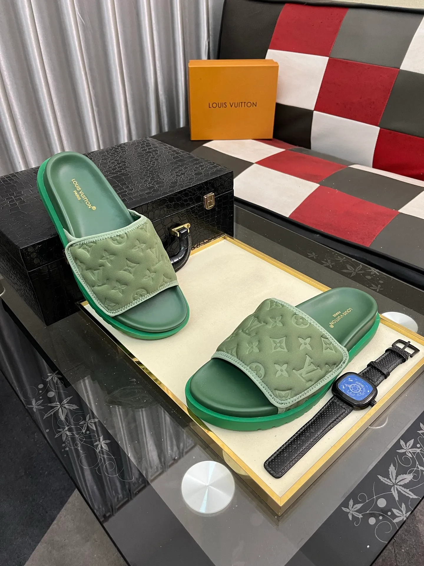 Men's men's shoes💰320⌚️⌚️[Louis Vuitton LV slippers] (high-end cowhide) counter 1:1 fashion style summer must-have! The designer used LV’s iconic outsole. The original simple slippers instantly become fashionable! The upper is made of flexible special cowhide leather straps alternately, and the workmanship is exquisite! A must-have for stylish men in summer, size 38-44